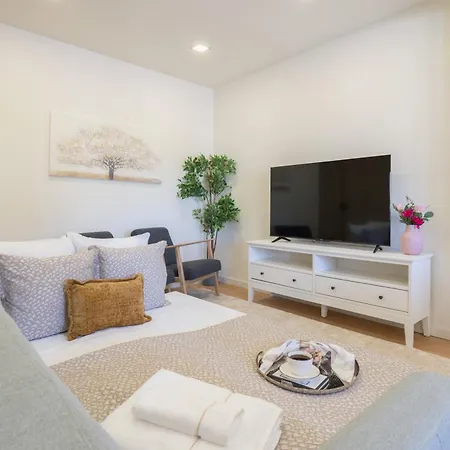 Bright & Spacious Retreat With Balcony By Hostwise Appartement *