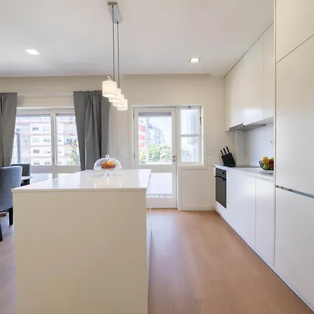 Bright & Spacious Retreat With Balcony By Hostwise Porto