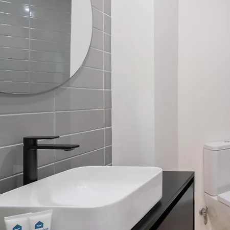 Bright & Spacious Retreat With Balcony By Hostwise Appartement Porto