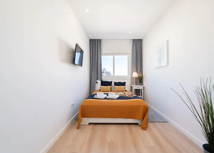 Bright & Spacious Retreat With Balcony By Hostwise * Порту