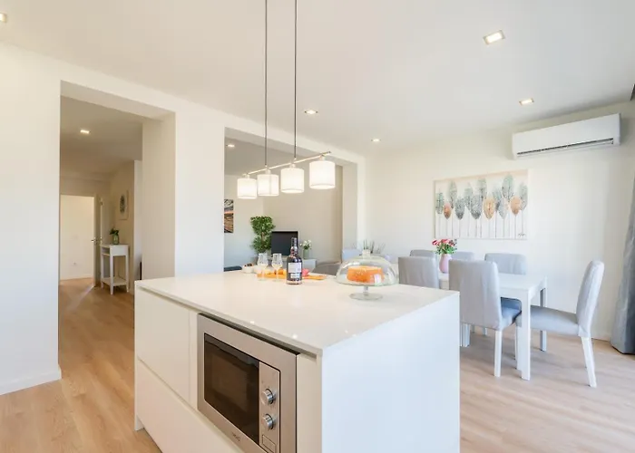 Апартаменты Bright & Spacious Retreat With Balcony By Hostwise *